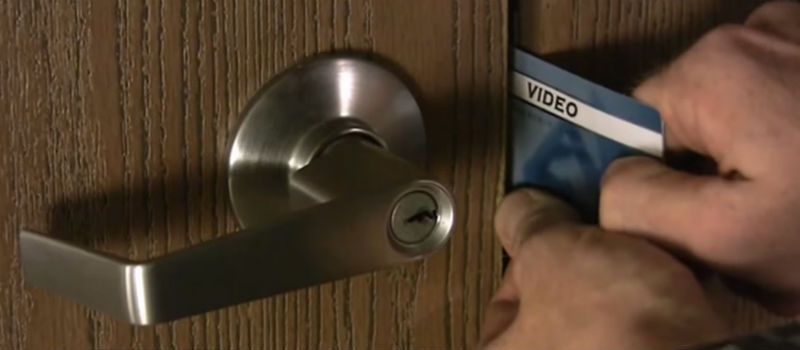 Abrir una puerta sin llave  abriendo puerta con tarjeta- 