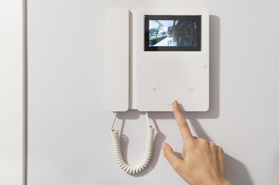 se muestra como el telefonilllo de una casa se ha convertido en una cerradura inteligente debido a esta era digital