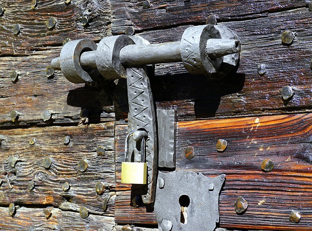 Cerrojo antiguo oxidado que necesita un cambio de cerradura